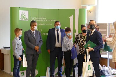 Wręczenie nagrody laureatowi Konkursu Plastycznego przez Zastępcę Dyrektora ARiMR